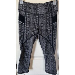 Athleta Womens XS Black Geometric Athletic Capris